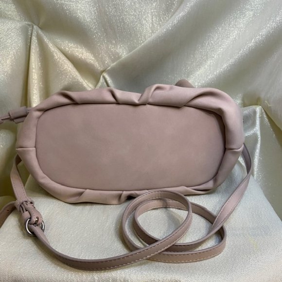 💖This beautiful Universal handbag. It's light tan with a hint of pal pink - Picture 4 of 4